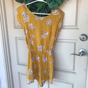 Super cute Billabong romper.